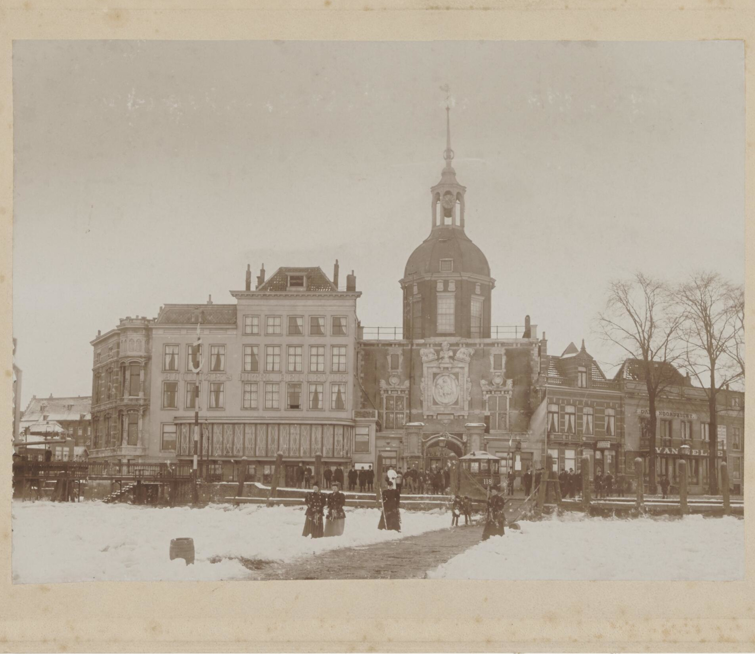 Foto Het Groothoofd met Hotel Bellevue, gezien van de bevroren rivier